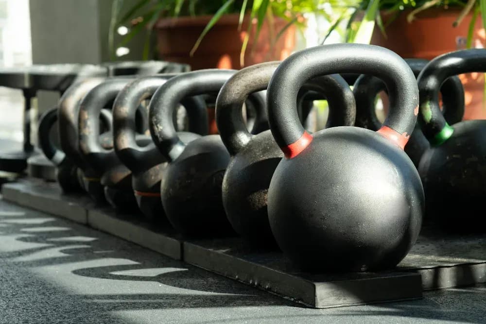 Kettlebell e bilancieri a bordo pedana