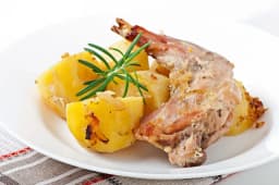 Coniglio arrosto con patate